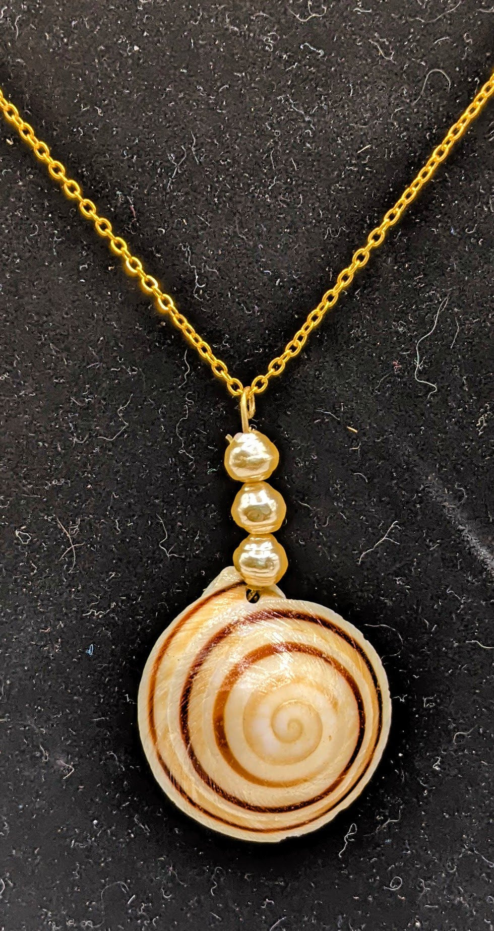 Snail shell and pearl beads necklace