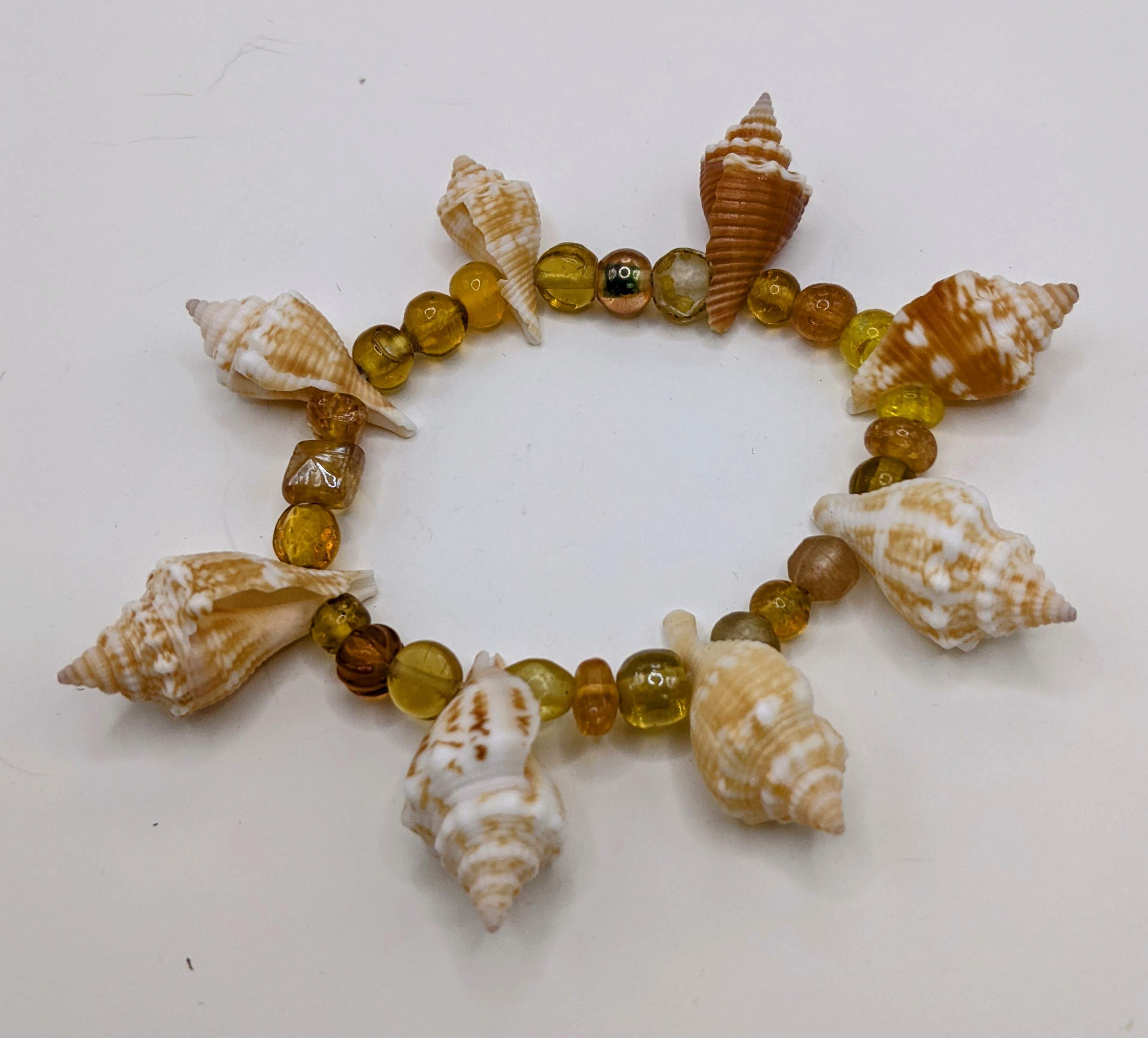 Whelk shell and bead elastic bracelet